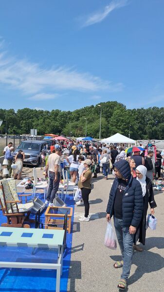 File:2025-05-18 12-06-09 second-hand-market-salt.jpg