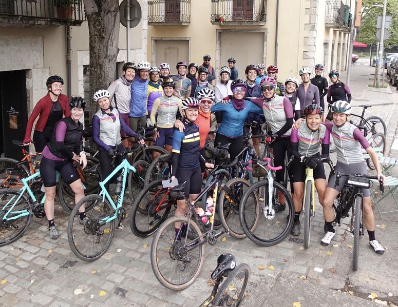 File:Girona-gravel-girls.jpg