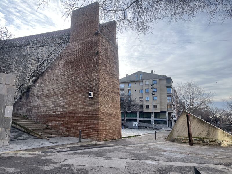File:2026-01-28 09-31-55 air-raid-shelter-and-stairs-to-muralla.JPG