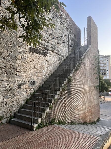 File:2025-08-03 21-15-02 muralla-entrance.JPG